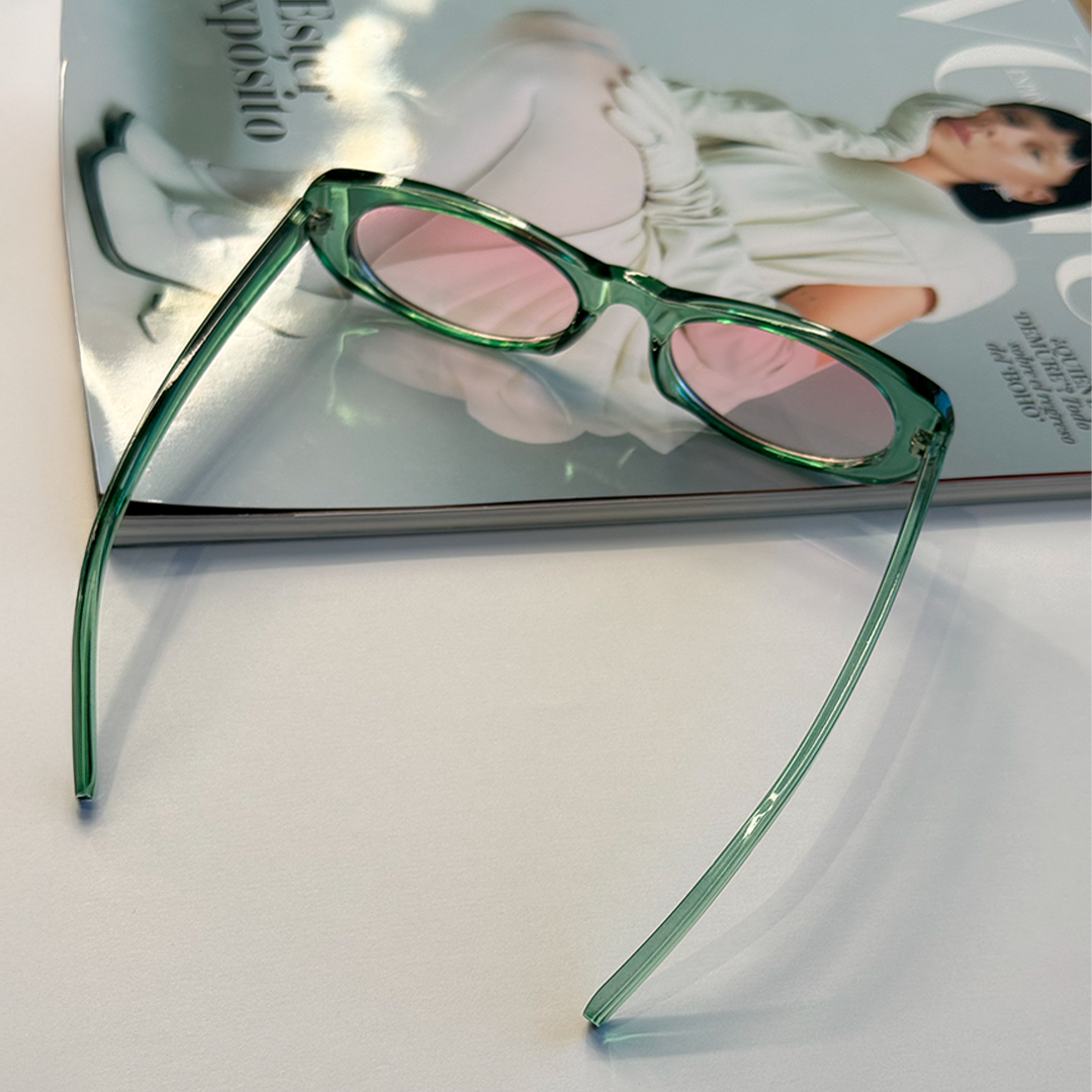 🕶️ Gafas de sol verde translúcido con cristales rosados – ArmasStyle