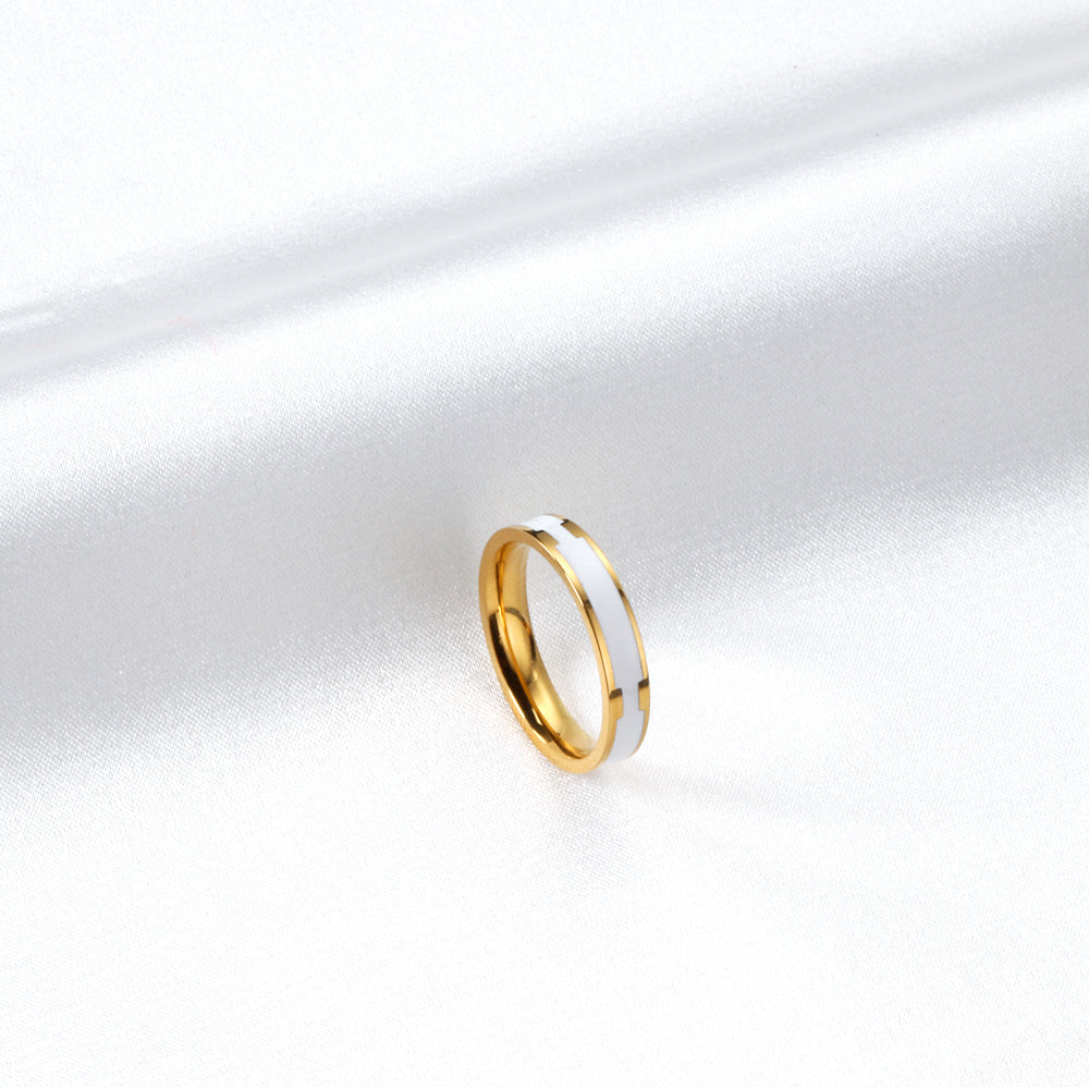 Anillo Moderno Dorado con Franja Blanca! | Bañado en Oro 18K